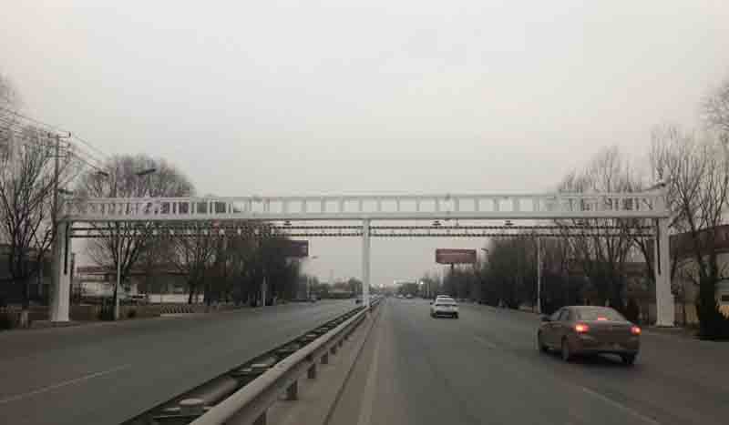 东方公路限高杆